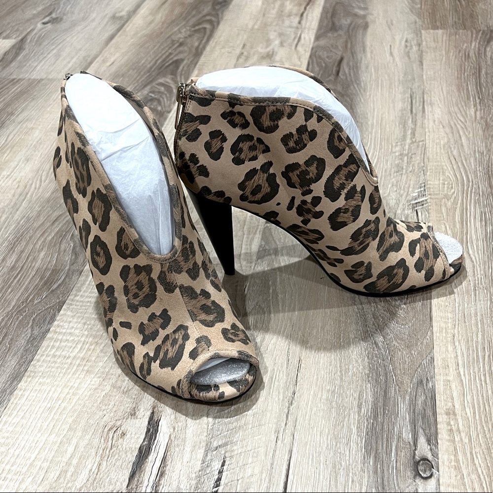Vince Camuto Amber peep toe heeled bootie size 8 leopard print